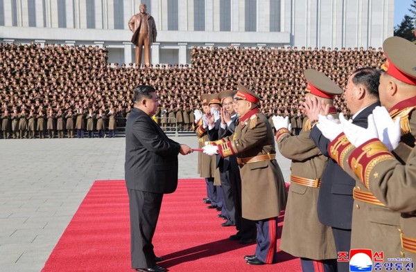 김정은 총비서가 국가보위성을 방문해 축하문을 전달하고 있다 ⓒ조선중앙통신