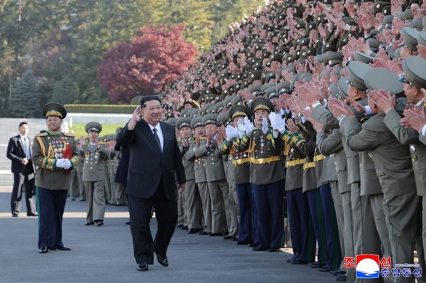 김정은 총비서가 사회안전성을 방문하여 사회안전군 장병들을 격려하고 있다 ⓒ조선중앙통신