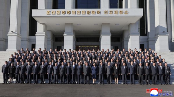 김정은 총비서가 최고재판소를 방문하여 기념촬영을 하고 있다 ⓒ조선중앙통신