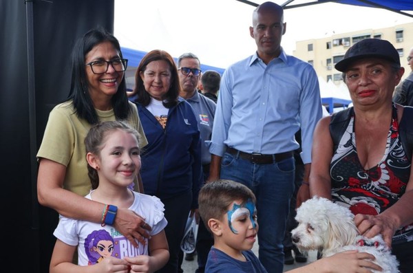 델시 로드리게스 권한대행은 미군 공습으로 피해를 입은 카라카스의 주택단지 현장 방문 중에 석유·가스 수익을 기반으로 한 2개의 국부펀드  운용 방침을 발표했다 ⓒAVN&nbsp;