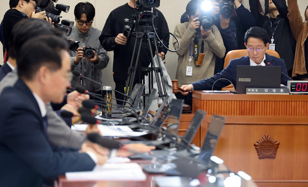 김상훈 국회 대미투자특별법처리를위한특별위원회 위원장이 24일 오전 서울 여의도 국회에서 열린 전체회의에서 의사봉을 두드리고 있다. ⓒ 뉴시스