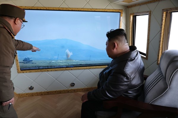 김정은 총비서가 국방과학원 장갑무기연구소의 전차 능력평가시험을 참관했다. ⓒ로동신문