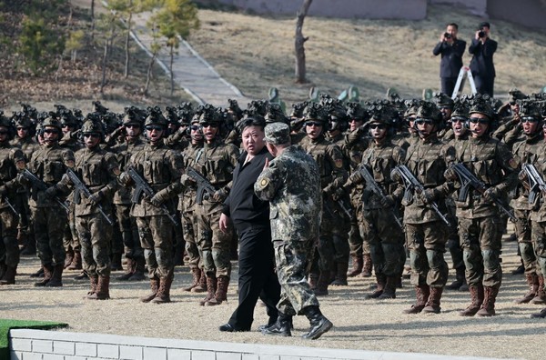 김정은 총비서는 조선인민군 총참모부 작전국 직속 특수작전훈련기지를 방문해 각급 특수작전구분대들의 훈련 실태를 점검했다. ⓒ로동신문