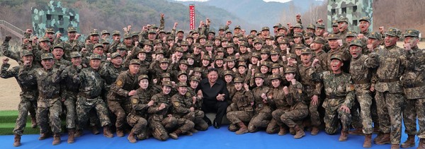 김정은 총비서는 조선인민군 총참모부 작전국 직속 특수작전훈련기지를 방문해 각급 특수작전구분대들의 훈련 실태를 점검했다. ⓒ로동신문