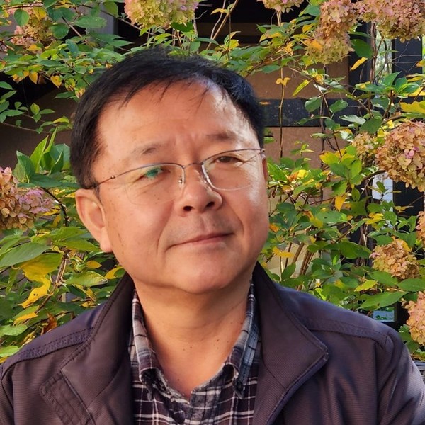 직업 외교관으로 일했다. 1985년에 외무부에 처음 들어간 이후 약 15년 이상을 해외에서 지냈다. 보스턴, 파리, 텔아비브, 하노이, 워싱턴, 비슈케크(키르기스스탄), 바르샤바, 루안다(앙골라)가 그의 활동 공간이었다. 1962년에 태어난 저자는 서울대학교 경제학과를 졸업한 후에 곧바로 외무부에 입부했다. 자연히 외무부 내에서의 경력도 경제외교 분야에 집중되었다. 코이카 창설, 우리나라의 OECD 가입, 한미 FTA 협상의 과정에 관여했다. 아울러 한미 원자력협정을 협상했고, 보건복지부에서 국제협력 업무를 총괄했으며, 2014년부터 2년간 앙골라에서 대사로 일했다. 이후 2018년 6월 외무부를 퇴직하고 국제기구인 세계스마트시티기구(WeGO)의 사무총장으로 행복도시를 창조하는 도시외교를 추진했다. 2021년 6월 말로 지난 36년간의 공직을 모두 마친 저자는 마침내 자유인이 되어 지금은 시, 소설, 에세이, 칼럼, 인류문명 비평서 등을 쓰는 작가로서의 삶을 살고 있다. 『판타스틱 폴란드: 아흔아홉 개 이야기 더하기 하나』(2023. 12, 지만지)의 저자이고, 이창천이라는 필명으로 『명품외교의 길: 좌파 외교관이 보는 한국외교』(2025. 3, 진인진), 『브라보 한미동맹: 숭미동맹의 그늘 벗어나기』(2025. 8, 진인진), 『하늘과 사람과 촛불과 시네마: 청춘 너머의 독서와 영화 읽기』(2026. 1, 진인진)를 출간했다.