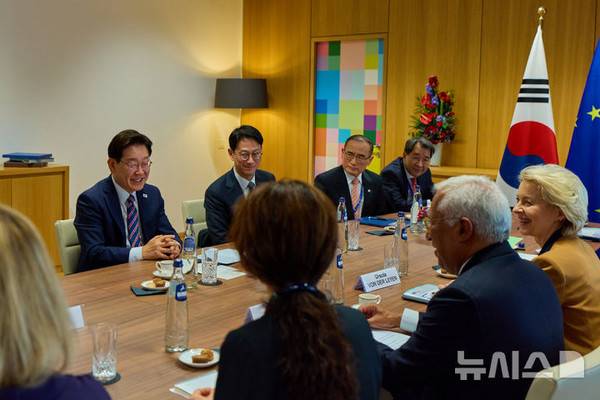 G7 정상회의 참석 계기 벨기에를 방문 중인 이재명 대통령이 10일(현지 시간) 브뤼셀 유럽 연합(EU) 이사회에서 유럽 연합 안토니우 코스타 정상회의 상임의장, 우르술라 폰 데어 라이엔 집행위원장과 한-EU 소인수 회담을 하고 있다.&nbsp;ⓒ뉴시스