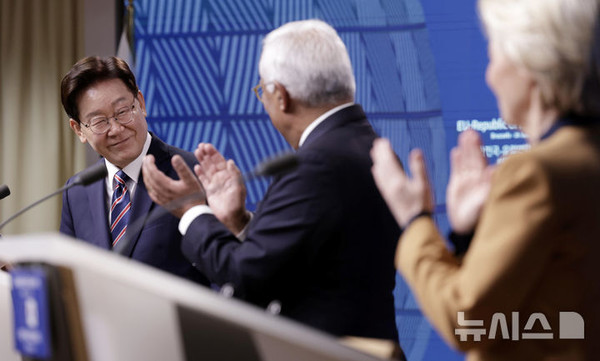 G7 정상회의 참석 계기 벨기에를 방문 중인 이재명 대통령이 10일(현지 시간) 브뤼셀 유럽 연합(EU) 이사회에서 열린 한-EU 공동언론발표를 마치고 박수를 받고 있다.&nbsp;ⓒ뉴시스